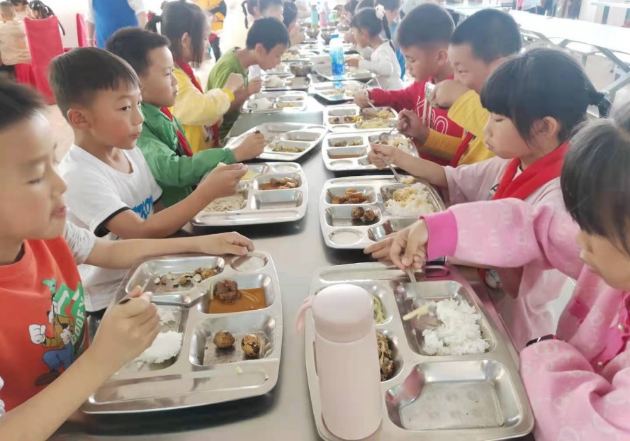 北岸简讯2021年第15期：“五个透明”确保午托学生就餐安全