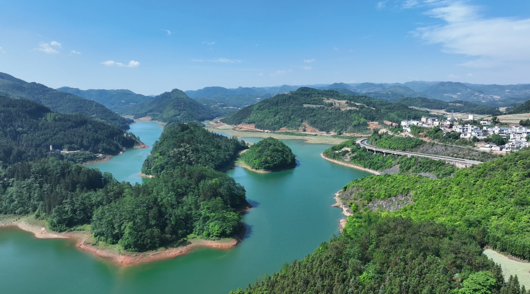 碧水丹山映花海：罗平湾子水库的生态人文交响与时代蝶变