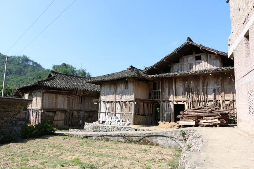 云上布依：腊者古村的千年建筑密码与乡村振兴传奇