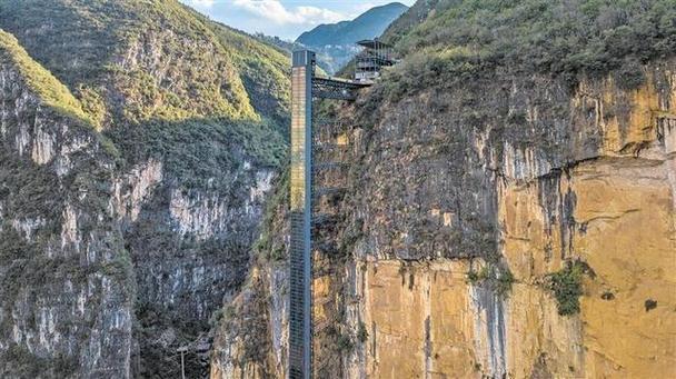 悬崖电梯贯通民生与旅游,云南尼珠河村振兴双引擎 | 游曲靖